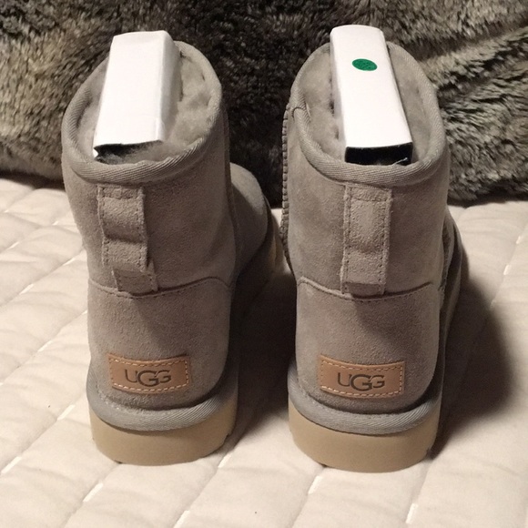 NIB Giftable - UGG Classic Mini II - Picture 5 of 5